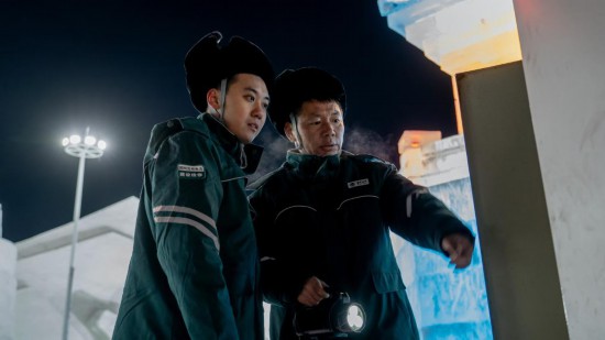長春市冰雪新天地園區(qū)內(nèi)，長春市雙陽區(qū)供電公司工作人員正在檢查低壓配電箱。新華社記者 段續(xù) 攝