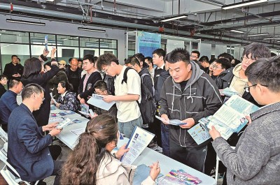 2024年3月，在蘭州大學(xué)2024屆畢業(yè)生大型春季綜合雙選會(huì)現(xiàn)場(chǎng)，青年學(xué)子踴躍報(bào)名西部用人單位。 蘭州大學(xué)供圖