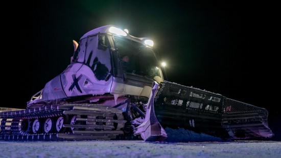 吉林市松花湖滑雪度假區(qū)內(nèi)，壓雪車正在平整雪道。新華社記者 唐成卓 攝