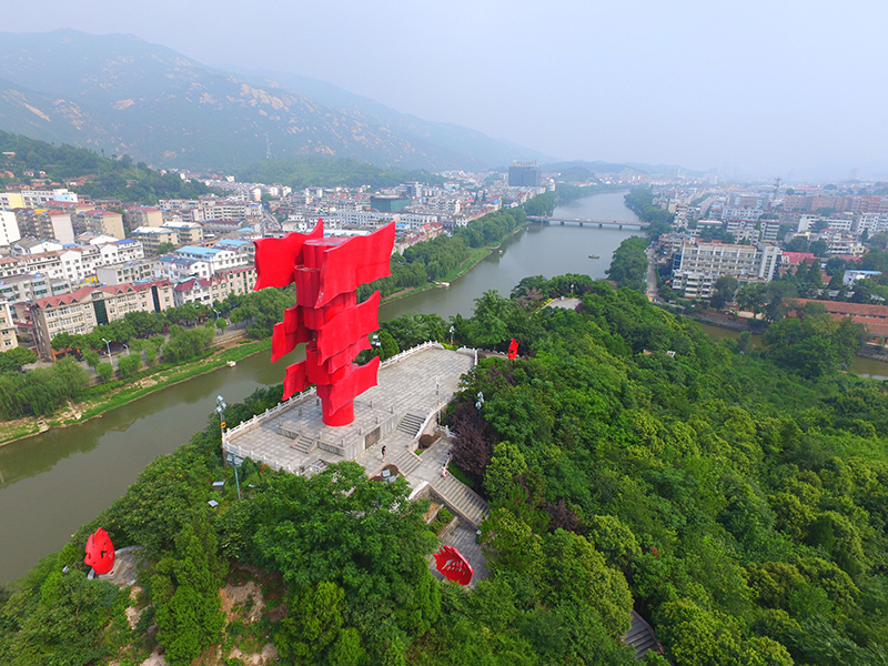 河南省信陽(yáng)市新縣鄂豫皖蘇區(qū)首府革命博物館附近的英雄山八面紅旗雕塑。