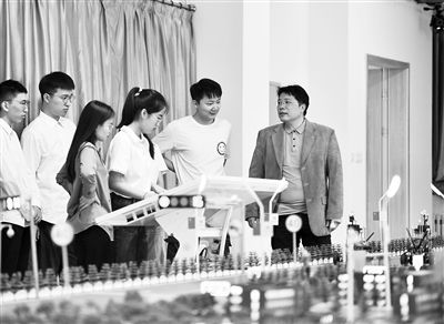 圖為天津大學(xué)智能與計(jì)算學(xué)部教師在沙盤(pán)教室內(nèi)給學(xué)生講授智能駕駛等方面的內(nèi)容。 新華社記者 趙子碩攝