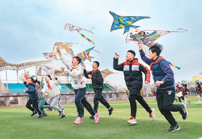 3月18日，江蘇省海安市南屏小學的孩子們在操場上放風箏，感受春天的氣息。翟慧勇攝（人民視覺）