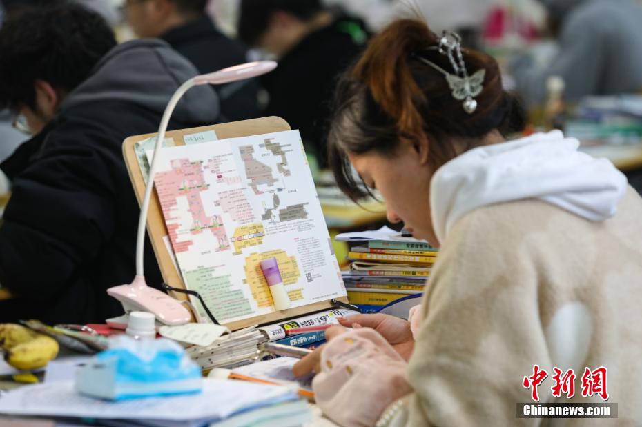 資料圖：一位考研學(xué)生在南昌大學(xué)教學(xué)樓自習(xí)室復(fù)習(xí)備考。 劉力鑫 攝