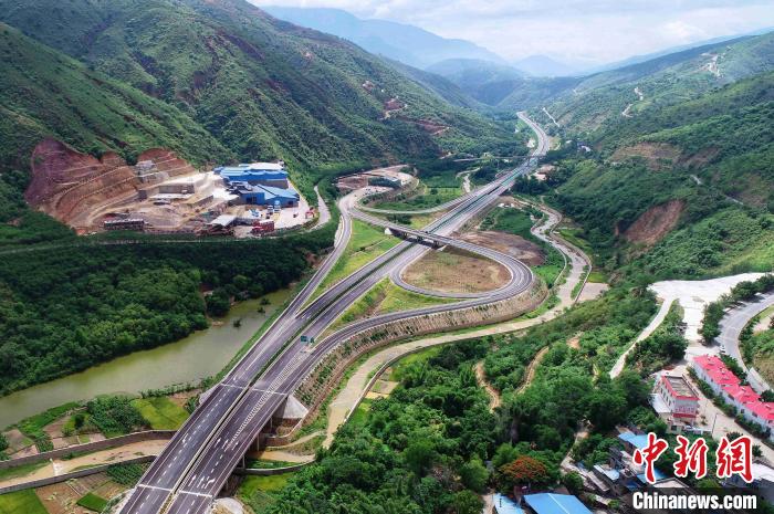圖為航拍元江至蔓耗高速公路紅河段。云南建投集團供圖