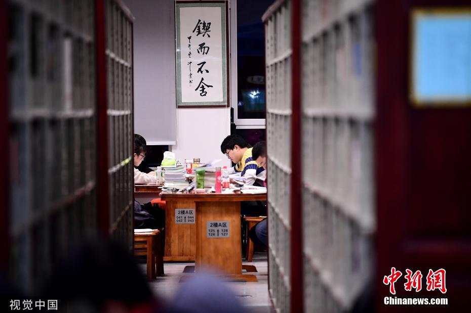 資料圖：又到一年考研季，沈陽各高校圖書館一座難求。沈陽 攝 圖片來源：視覺中國