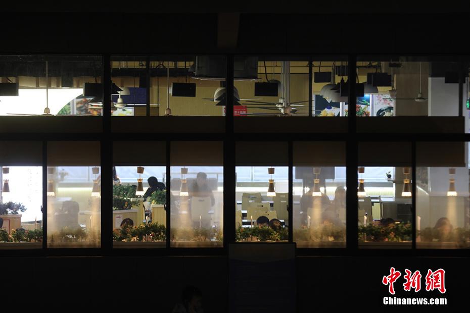 資料圖：南京高校食堂變身“考研加油站”。 泱波 攝