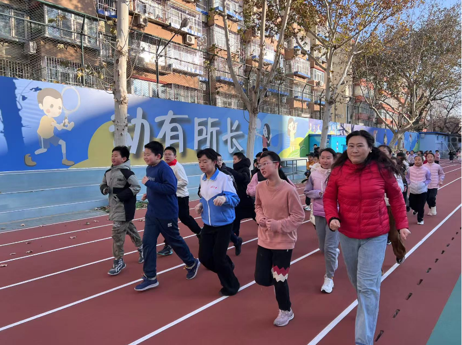 學(xué)生們?cè)诎嘀魅闻阃屡懿?。人民網(wǎng) 白炅攝