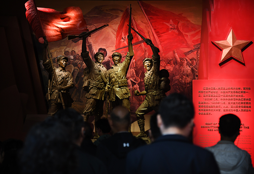 圖為2024年5月9日，游客在延安革命紀(jì)念館參觀。 新華社記者 張博文 攝