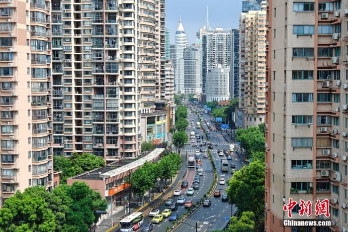 資料圖:上海黃浦區(qū)“老西門”西藏南路附近高樓林立,交通繁忙,都市風景獨好。 /CNSphoto 王岡 攝 資料圖:上海黃浦區(qū)“老西門”西藏南路附近高樓林立,交通繁忙,都市風景獨好。 /CNSphoto 王岡 攝
