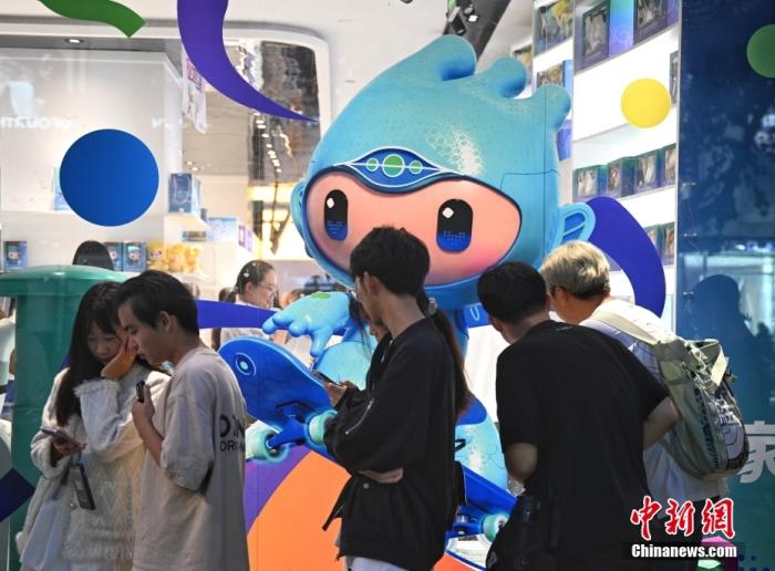 資料圖：9月23日，杭州第19屆亞運會開幕式在浙江杭州奧體中心體育場舉行。圖為游人在亞運特許商品店外排隊購物。<a target='_blank' href='/'>中新社</a>記者 王剛 攝