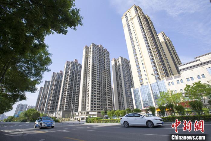 資料圖：車輛從一樓盤前經(jīng)過。 <a target='_blank' href='/'>中新社</a>記者 張云 攝