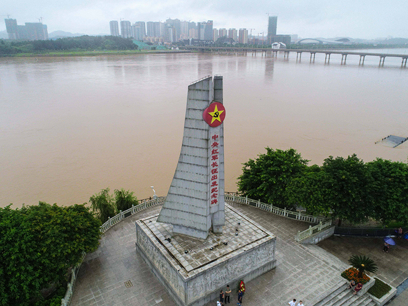 這是位于江西省于都縣的中央紅軍長(zhǎng)征出發(fā)紀(jì)念碑。