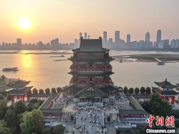 圖為航拍落日時(shí)分的滕王閣，風(fēng)景壯美，眾多游客在滕王閣內(nèi)游玩。劉力鑫 攝