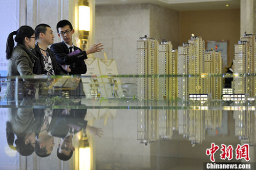 資料圖 置業(yè)顧問向民眾推薦商品房戶型。 <a target='_blank'  _fcksavedurl='http://www.chinanews.com/' _fcksavedurl='http://www.chinanews.com/'></p></table>中新社</a><p>　　記者 韋亮 攝