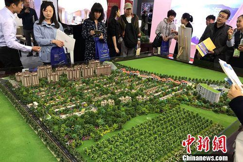 資料圖:民眾在2017年北京春季房展會上的某樓盤展臺咨詢。<a target='_blank' _fcksavedurl='http://www.chinanews.com/' ></table>中新網(wǎng)</a> 程春雨 攝