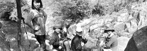 近日，資深驢友隨哥組織驢友到濟南仲宮太甲山游玩。圖為驢友正在山路上休息。隨哥供圖