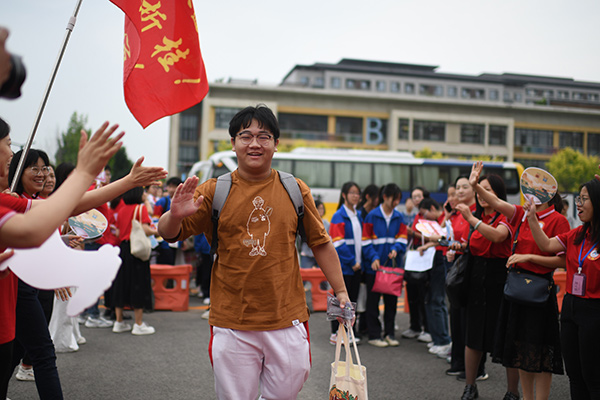 6月7日，在北京市人大附中通州校區(qū)考點，考生與送考老師擊掌加油。人民網(wǎng)記者 翁奇羽攝