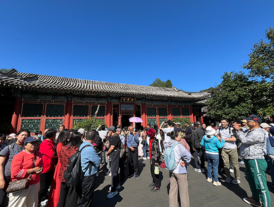 游客在頤和園游覽。人民網(wǎng)記者 李楠樺攝