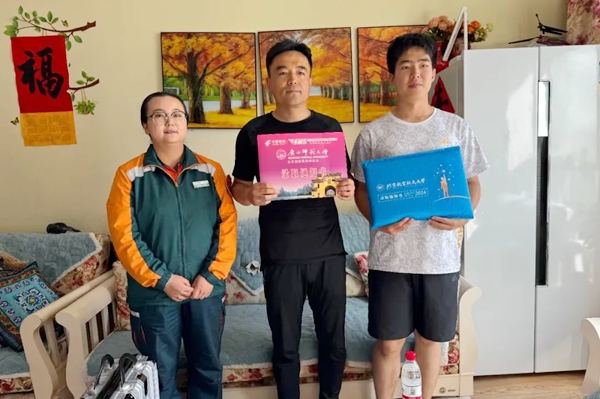 劉傲寒父子收到錄取通知書。北航供圖