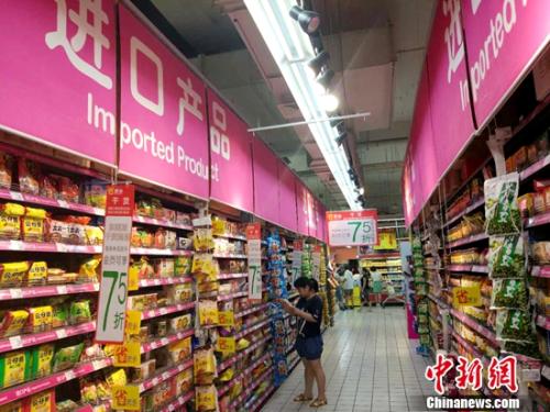 民眾在超市購物。<a target='_blank' _fcksavedurl='http://www.chinanews.com/' ></table>中新網(wǎng)</a>記者 李金磊 攝